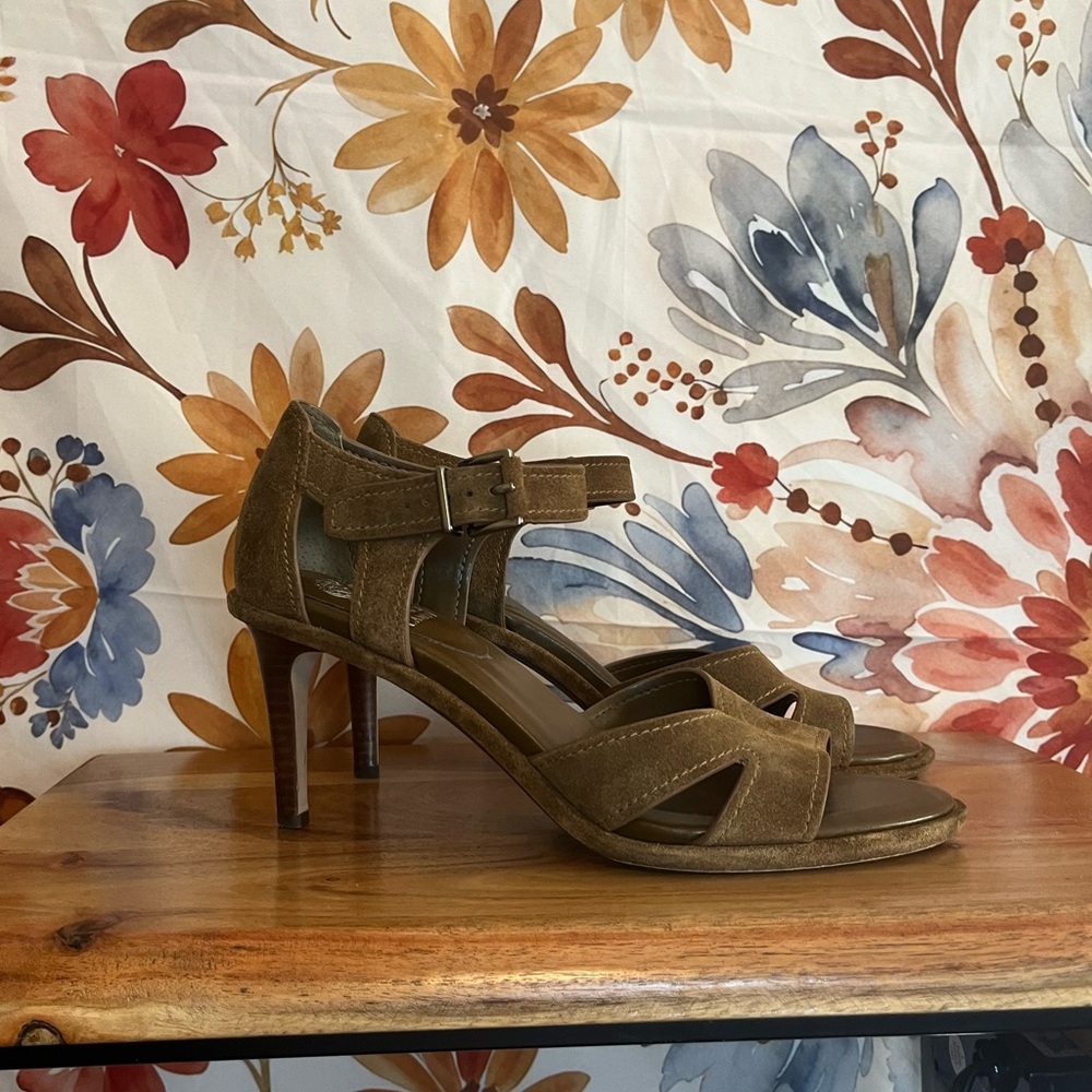 Vince Camuto 10M Brown Ankle Strap Sumer Spring Fall Boho Preppy Sandals